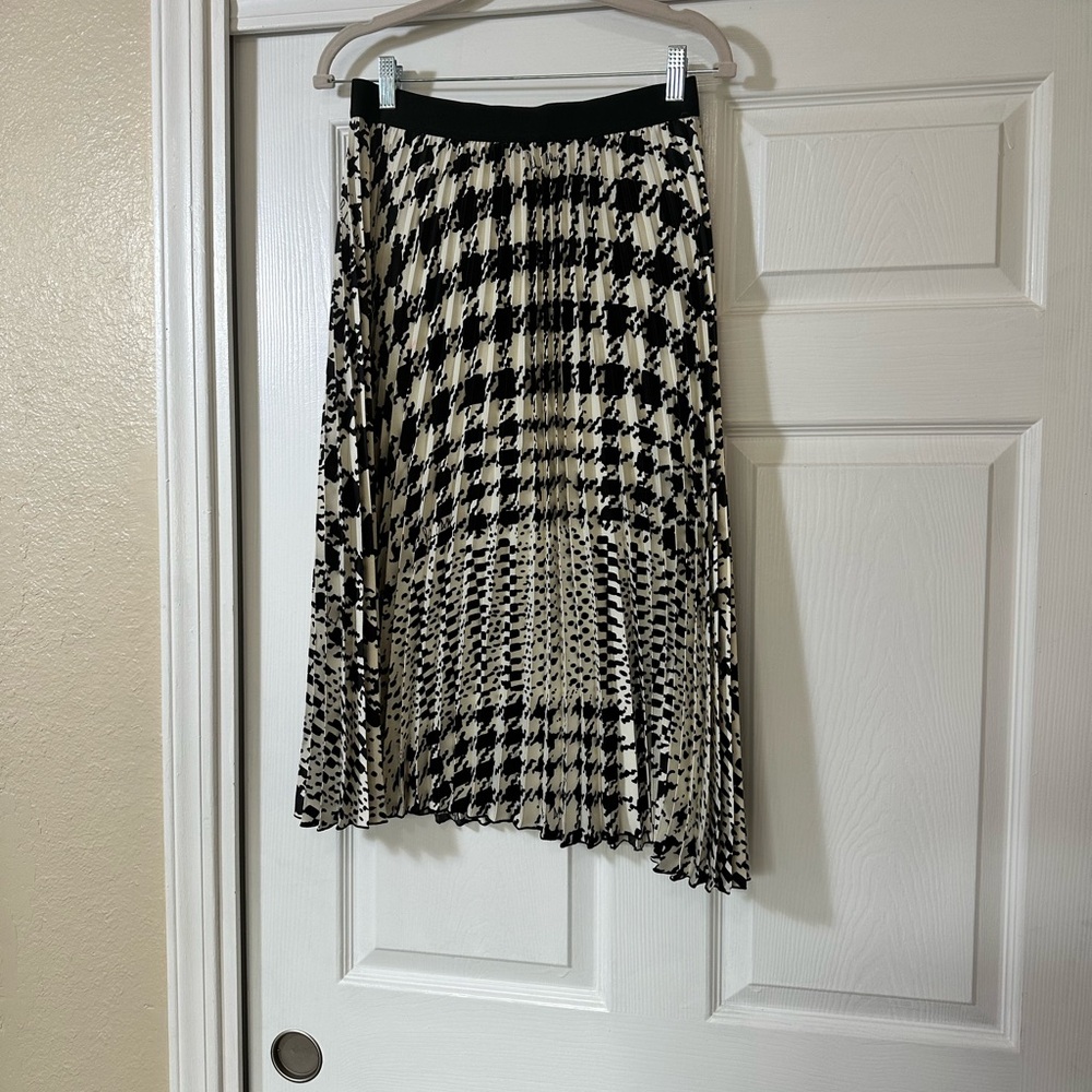 H&M pleated midi skirt satin houndstooth pattern